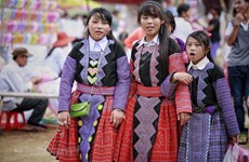 Le tissage du lin, une tradition transmise de mère en fille chez les H’mông de Vân Hô