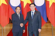 Le président de l'Assemblée nationale Vuong Dinh Hue reçoit le vice-président lao Bounthong Chitmany