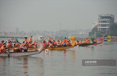 Course de barques à l'occasion de la Fête commémorative des rois fondateurs Hung