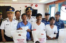 Khanh Hoa : Un navire des Garde-côtes ramène quatre pêcheurs disparus sur le continent