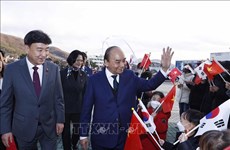 Le président Nguyen Xuan Phuc visite la province sud-coréenne du Gyeonggi