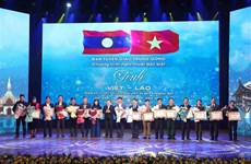 Remise des prix du concours sur l'histoire des relations spéciales Vietnam-Laos 2022