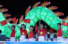 De grandes lanternes brillantes à l'occasion de la Fête de la mi-automne à Tuyen Quang