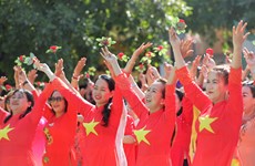 Performance de l'ao dai - Promotion de la culture et du tourisme de Hô Chi Minh-Ville