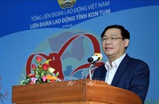 Le vice-PM Vuong Dinh Hue rend visite à des travailleurs à Kon Tum
