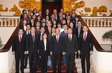 Le PM reçoit des hommes d’affaires singapouriens