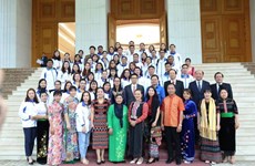 Vu Duc Dam rend hommage à des enseignants issus des ethnies minoritaires