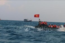 Le président Nguyen Xuan Phuc offre 5.000 drapeaux nationaux aux pêcheurs