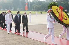 Fête nationale : les dirigeants rendent hommage au Président Ho Chi Minh