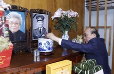 Le président Nguyen Xuan Phuc rend hommage à d’anciens dirigeants du Parti et de l’Etat