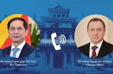 Vietnam-Biélorussie: Conversation téléphonique entre les ministres des Affaires étrangères