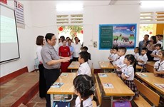 Le PM examine les préparatifs de la nouvelle année scolaire à Phu Tho