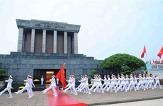 Près de 29.000 personnes rendent hommage au Président Ho Chi Minh en son Mausolée le 2 septembre