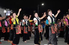 Spectacle mettant à l’honneur l’art de la danse “Xòe” du peuple Thái