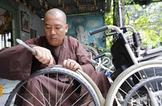 Un moine qui récupère et redonne une seconde vie aux fauteuils roulants