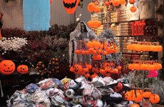 Hanoï : le marché des jouets pour Halloween s'anime