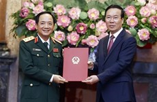 Remise de la décision sur la promotion au grade de général corps d’armée à Trinh Van Quyet
