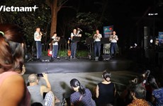 Des musiciens de l'US Air Force interprètent à Hanoï le célèbre air vietnamien « Tambourin »  