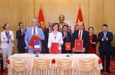 Le directeur de l’Académie nationale de politique Ho Chi Minh reçoit le ministre français de la Transformation et de la Fonction Publiques