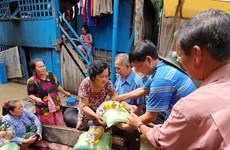 Aide d'urgence aux personnes d'origine vietnamienne touchées par des inondations au Cambodge