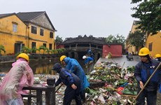 Les habitants de la ville de Hoi An nettoient les zones sinistrées après le passage du typhon Molave