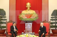 Des dirigeants vietnamiens reçoivent le Premier ministre lao