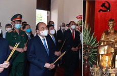 Le président Nguyen Xuan Phuc rend hommage au Président Ho Chi Minh