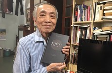 À presque 90 ans, Duong Tuong traduit le Kiêu en anglais