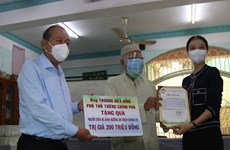 COVID-19: le vice-PM Truong Hoa Binh remet des cadeaux à des Cham de HCM-Ville
