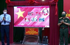 Remise à la province de Quang Binh d'un logiciel sur la vie et la carrière du général Giap