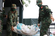 COVID-19: L'armée fournit des biens essentiels aux personnes dans le besoin à Ho Chi Minh-Ville