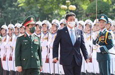 Le ministre japonais de la Défense en visite officielle au Vietnam
