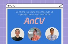 Etudiants vietnamiens primés lors du concours d'idées informatiques de l'UAVS-NSW