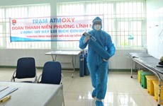 COVID-19: Hanoï soutient les patients traités à domicile avec des bouteilles d'oxygène gratuites