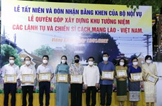 Certificats de mérite remis aux vietnamiens ayant contribué aux activités caritatives au Laos