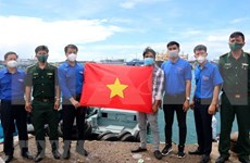 Binh Thuan: remise de drapeaux nationaux aux pêcheurs du district insulaire de Phu Quy