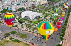 Des montgolfières colorent le ciel de la ville de Da Nang