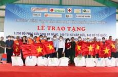 Binh Thuan: remise de drapeaux nationaux et de gilets de sauvetage à des pêcheurs défavorisés