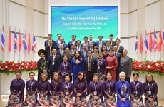 La vice-présidente Vo Thi Anh Xuan rencontre des Vietnamiens en Thaïlande