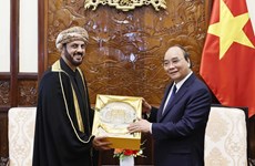 Le président Nguyen Xuan Phuc reçoit les ambassadeurs d'Oman et de la République tchèque