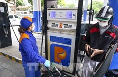 Les prix de l'essence réduisent de plus de 1.000 dôngs le litre