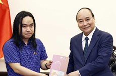 Le président Nguyen Xuan Phuc rencontre un jeune talent littéraire 
