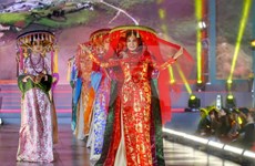Un défilé de mode met en valeur l'ao dai vietnamien et la soie thaïlandaise