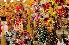 Le marché des décors et cadeaux de Noël s'anime à Hanoï