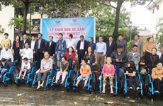Une organisation américaine offre 500 fauteuils roulants à des handicapés de Quang Binh