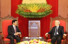 Le secrétaire général du Parti et président vietnamien Nguyen Phu Trong reçoit le PM laotien