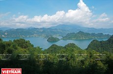 Voyagez dans la zone touristique du lac de Hoa Binh
