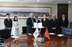 Signature d’un accord sur l’octroi de bourses sud-coréennes aux étudiants vietnamiens