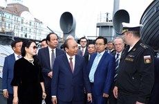 Le Premier ministre Nguyen Xuan Phuc visite le bateau-musée Aurore à Saint-Pétersbourg