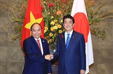 Entretien entre les Premiers ministres Nguyen Xuan Phuc et Shinzo Abe